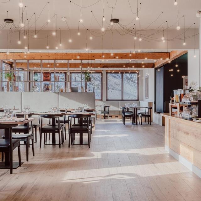 Alpeen Hotel